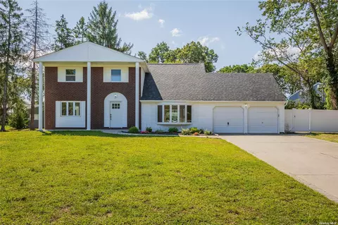 8 Hillcrest Pl, Mount Sinai, NY 11766