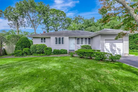 9 Brook Ln, Smithtown, NY 11787