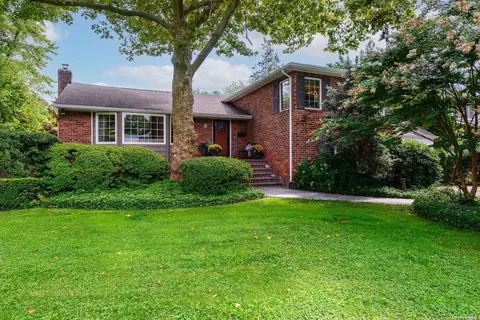 29 Sunnyvale Rd, Port Washington, NY 11050