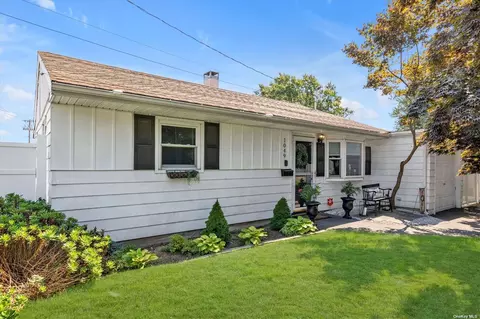 1049 Udall Rd, Bay Shore, NY 11706