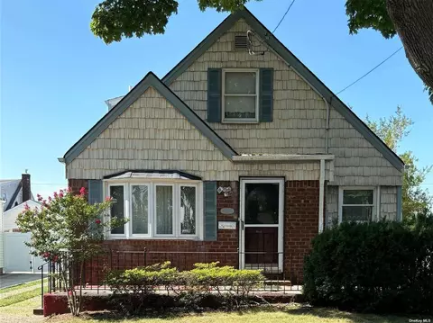 381 Emory Rd, Mineola, NY 11501
