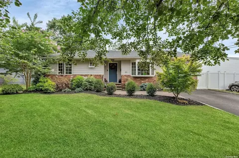 46 Tappan Ave, Babylon, NY 11702