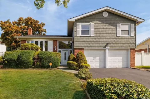 31 Maxwell Dr, Westbury, NY 11590