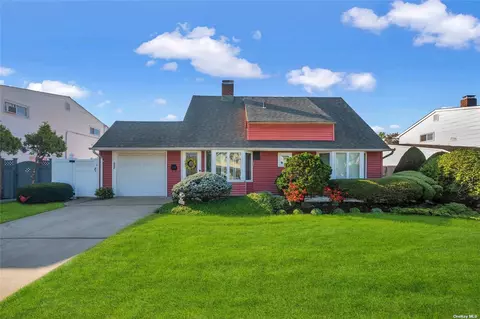 184 Blueberry Ln, Hicksville, NY 11801