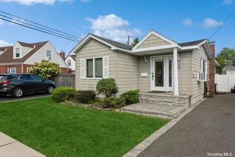 28 Kensington Ave, Merrick, NY 11566