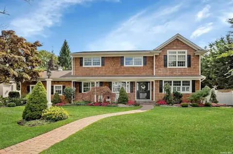 18 Nassau St, Massapequa, NY 11758
