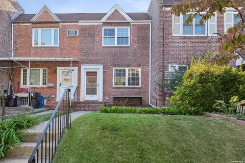 70-26 Utopia Pkwy, Fresh Meadows, NY 11365