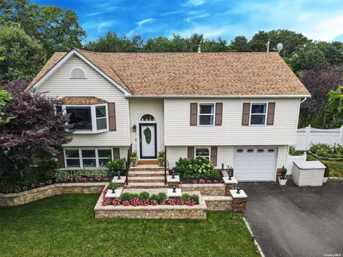 16 Apex Dr, Coram, NY 11727