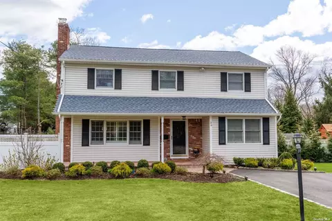 36 Trainer Ct, Huntington, NY 11743