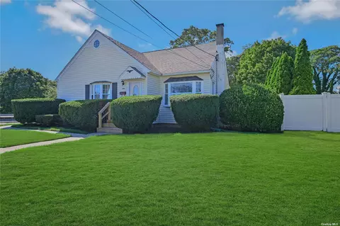 4 Perry Pl, Patchogue, NY 11772