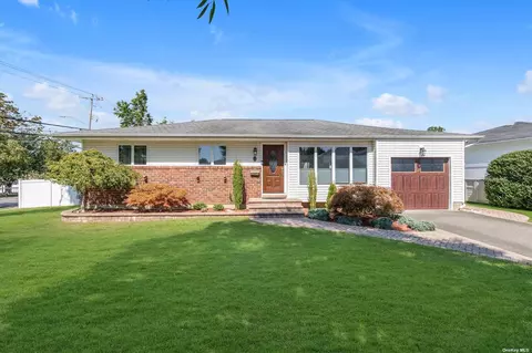 2 Benmor Ct, Plainview, NY 11803