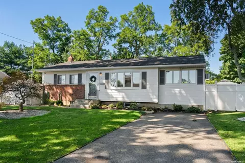 5 Orleans Ct, Commack, NY 11725