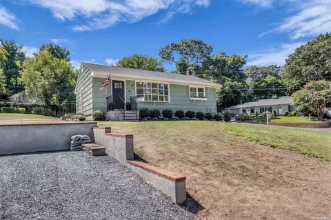 39 Aloma Rd, Rocky Point, NY 11778