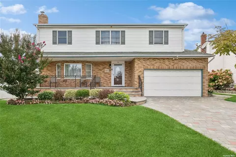 16 Frieda Ln, Wantagh, NY 11793