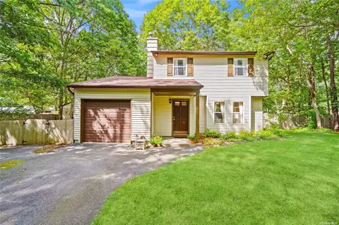 32 Golf Club Cir, Manorville, NY 11949
