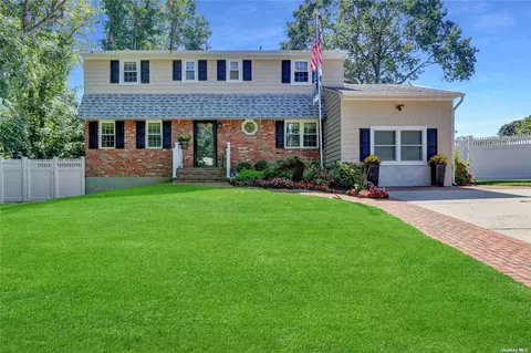 18 Dalewood Ln, Kings Park, NY 11754