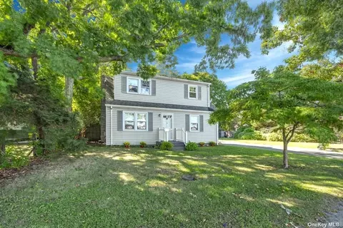 30 Wall St, East Islip, NY 11730