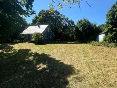 174 Eastport Manor Rd, Manorville, NY 11949
