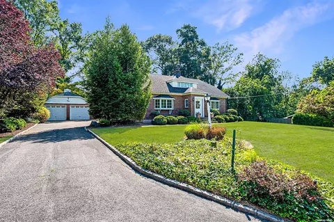 9 Wincrest Dr, Huntington, NY 11743