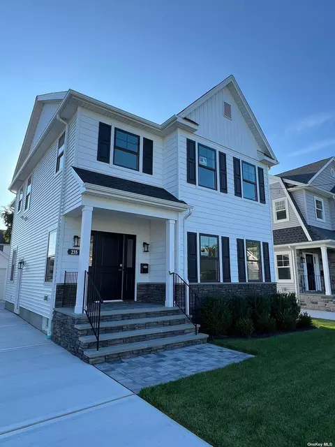 235 Latham Rd, Mineola, NY 11501