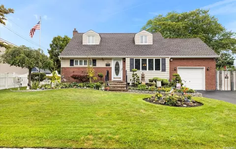 586 S Greene Ave, Lindenhurst, NY 11757