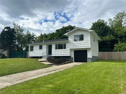 3 Minti Rd, Coram, NY 11727