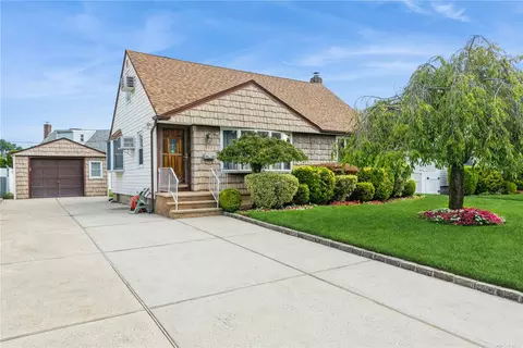 971 Southern Dr, Franklin Square, NY 11010