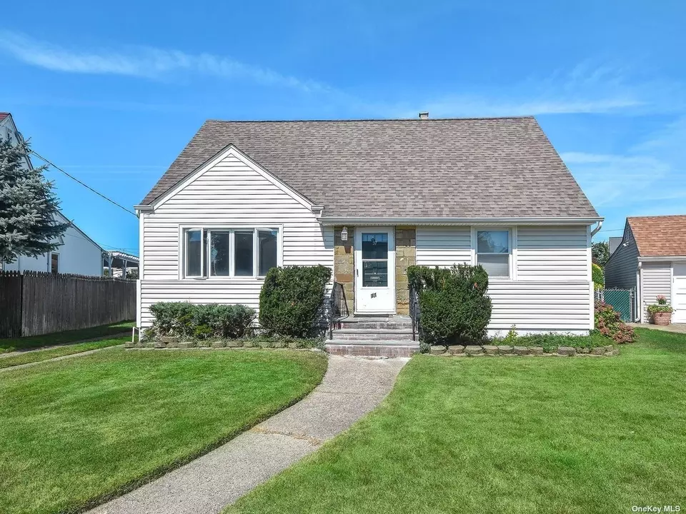  37 Stanwood Rd, New Hyde Park, NY 11040 photo 1