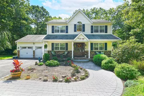 4 Little Treasure Dr, Medford, NY 11763