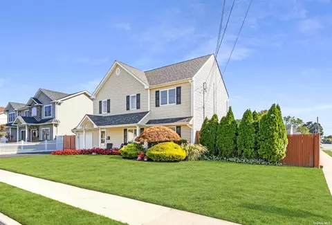 25 Eldorado Blvd, Plainview, NY 11803