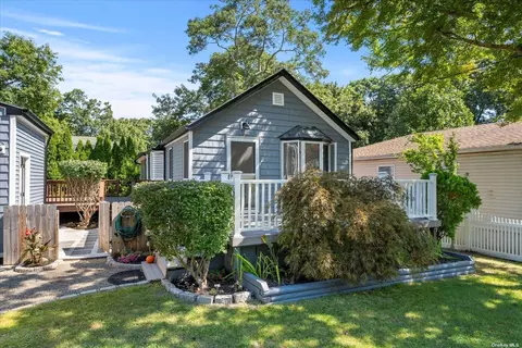 29 Floral Rd, Rocky Point, NY 11778