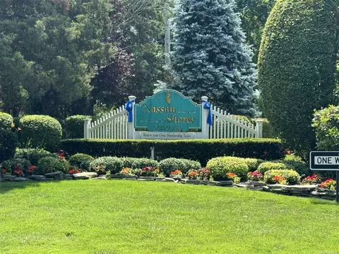 1 Iroquois E St, Massapequa, NY 11758
