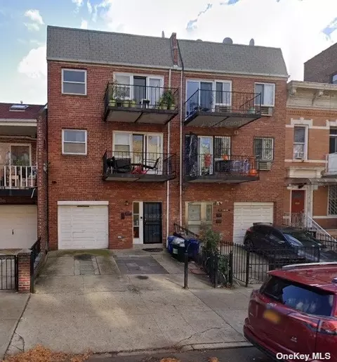 31-71 36th St, Astoria, NY 11106