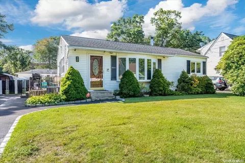 54 Chanel Dr E, Shirley, NY 11967