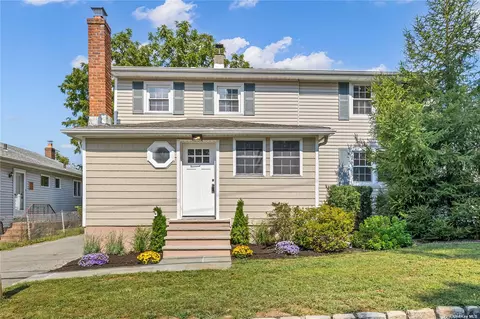 5 Oak St, Bayville, NY 11709