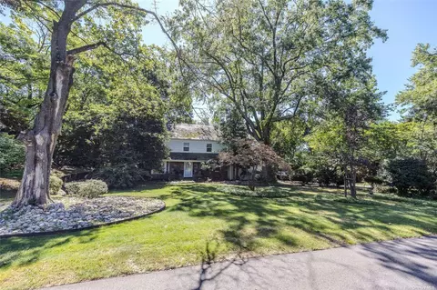 41 Greenbriar Ln, Port Washington, NY 11050