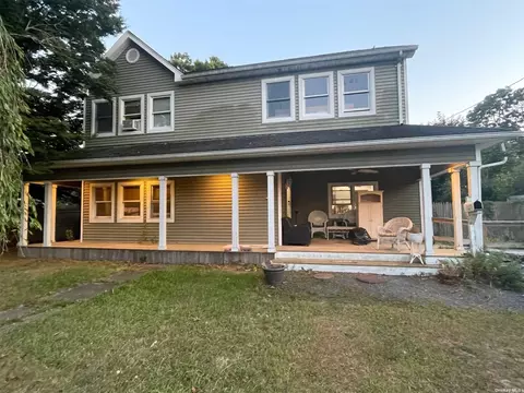 20 Charles Rd, East Patchogue, NY 11772 photo 1