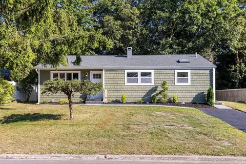 10 Barrow Pl, Blue Point, NY 11715