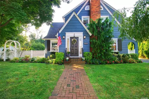 54 Willow St, Garden City, NY 11530