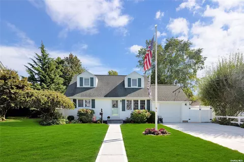 16 Oakley Pl, West Islip, NY 11795