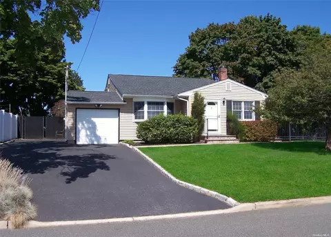 5 Peary Ln, Kings Park, NY 11754