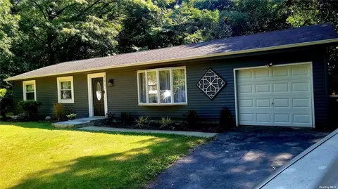 124 Norfleet Ln, Medford, NY 11763
