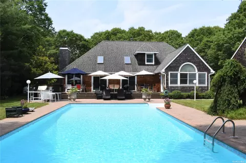 6 Bennett Dr, East Quogue, NY 11942