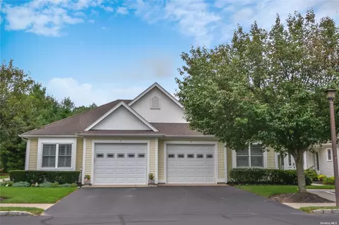 4 White Oak Ct #4, Coram, NY 11727