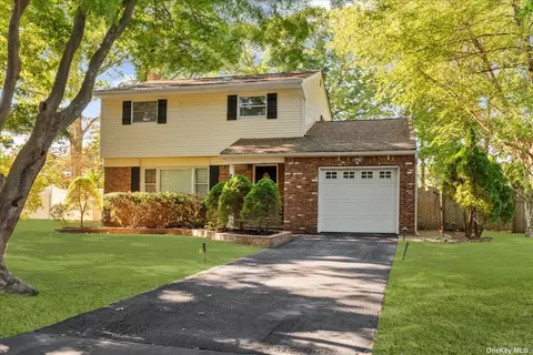 20 Gull Dr, Hauppauge, NY 11788