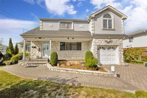 37 Lexington Ave, Westbury, NY 11590