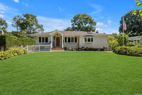 16 Plane Tree Ln, Saint James, NY 11780