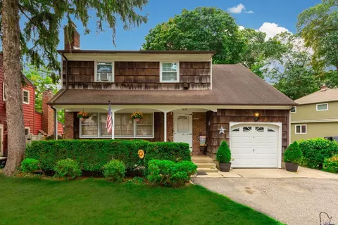 14 Pearwood Dr, Huntington Station, NY 11746