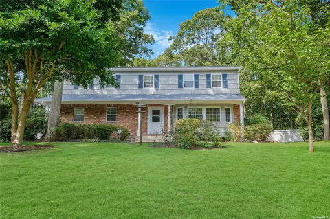 15 Firwood Dr, Farmingville, NY 11738