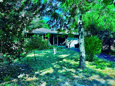 130 Stackyard Dr, Mastic Beach, NY 11951
